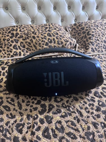 ចង់លក់JBL boombox3