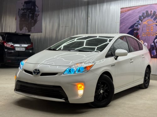 2013 Toyota Prius option 3 ក្នុងលឿងទឹកថ្នាំ ហ្សុីន ១ ជុំ