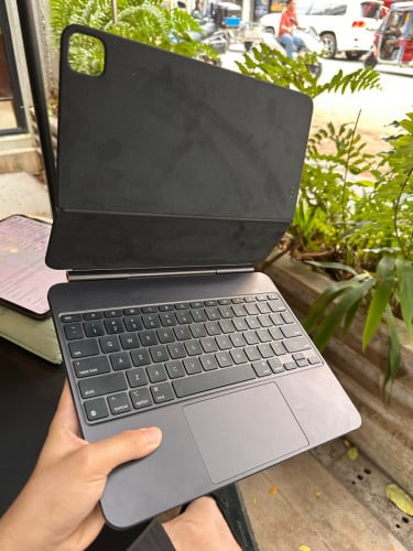 Magic Keyboard 13inch នៅថ្មីតម្លៃអាចចរចាបាន