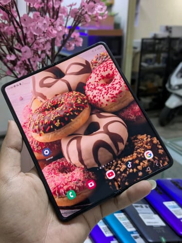 Z fold 3 ស្ទើរខាងក្រៅ