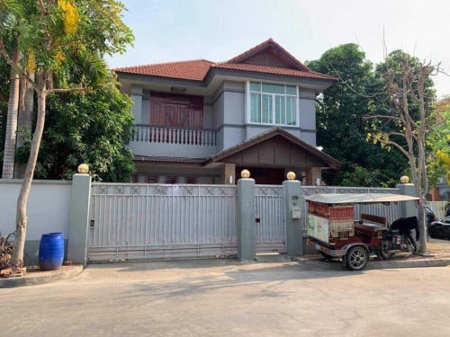 វីឡាទោលកែងសម្រាប់លក់ នៅក្នុងបុរីឧទ្យាទន្លេបាសាក់ សង្កាត់ទន្លេបាសាក់ ខណ្ឌចំកាមន ភ្នំពេញ