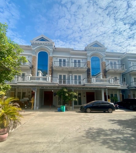 វីឡាកូនកាត់សំរាប់លក់នៅបុរីវិមានភ្នំពេញ