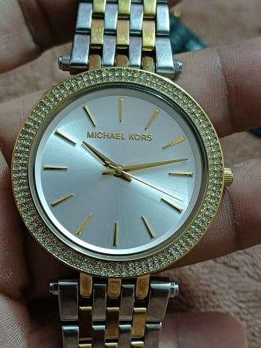 នាឡិកាស្រី នៅស្អាត