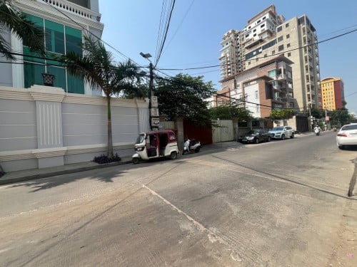 ដីលក់បន្ទាន់ឃ្លាំងនៅភ្នំពេញថ្មី