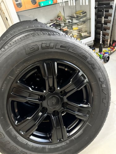 លក់យ៉ាន់ឡានមួយឈុតជាប់សំបកកង់នៅថ្មី