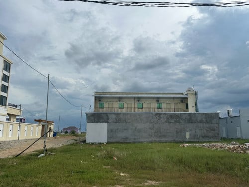 ត្រូវការលក់ដីនៅបាវិតខាងក្រោយផែសុងងួន ក្បាល5*20ម៉ែតមាន4ឡូតិ៍ជាប់គ្នាទិញ1ក៍លក់