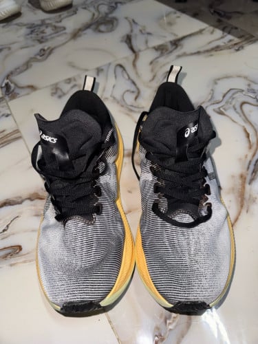 ស្បែកជេីង​រត់ហាត់ប្រាណ​ asics novablast