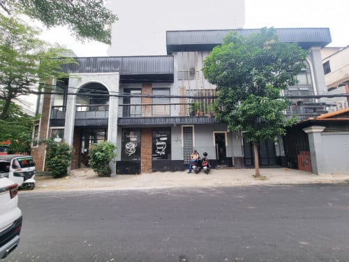 ផ្ទះអាជីវកម្មកែង នៅបឹងកេងកង លក់បន្ទាន់ | Corner Business House in Boeng Keng Kang For Urgent Sale