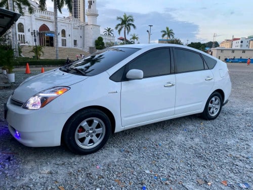 Car family sell prius 07 hall  ឡានថ្មីម៉ាសុីនត្រជាក់ល្អថ្នាំសុីនច្រើនអត់បុកអត់ច្រេះ មោមុនបានមុន