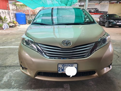 2013 Toyota Sienna Gold/Yellow