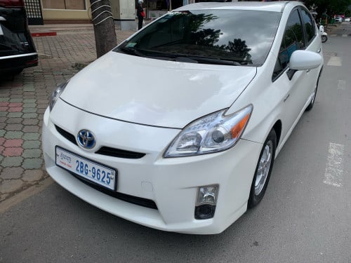 Toyota Priusពណ៏ស កាំម៉ៃ U BL  សេរីឆ្នាំ2010 option 3ធានាឡានស្អាត អត់បុកអត់ច្រេះឡានថ្មី
