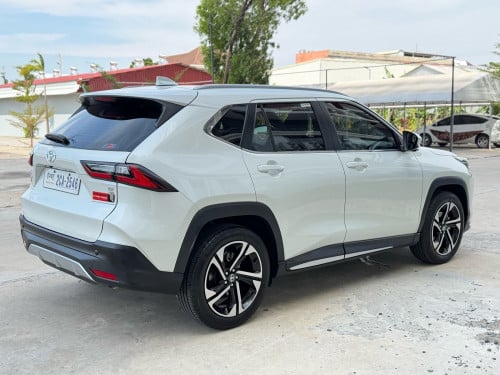 Yaris . Cross. 024 . ប្រេីបាន​ . 10200km