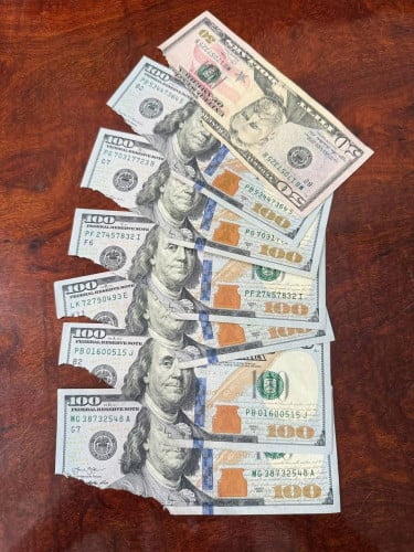 មានដូរលុយប្រឡាក់ ស្នាម រហែក