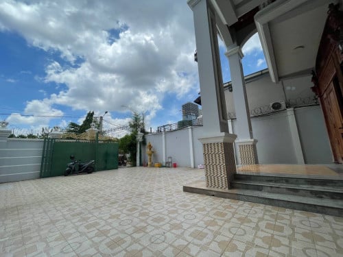 វីឡាសម្រាប់ជួល ៦បន្ទប់ នៅសង្កាត់ផ្សារដើមថ្កូវ