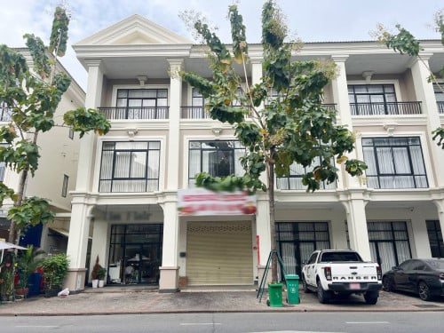 ផ្ទះអាជីវកម្ម លើផ្លូវធំសម្រាប់ជួល នៅបុរីប៉េងហួត បឹងស្នោរ