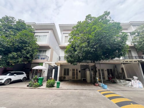 វីឡាកូនកាត់ សម្រាប់ជួល នៅបុរីប៉េងហួត បឹងស្នោរ