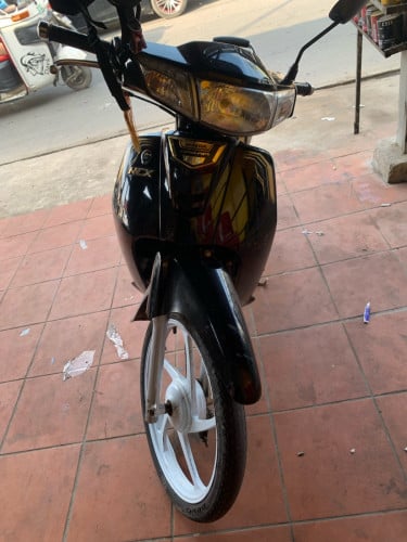 ម៉ូតូ​ស្អាត​ម្ចាស់ដេីម