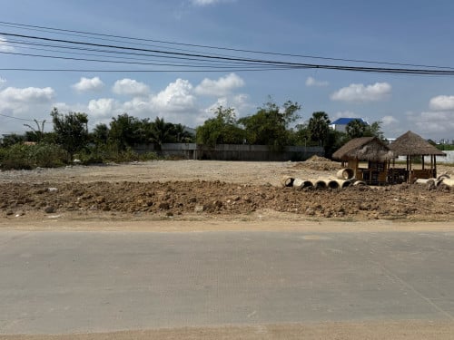 ដីកែងលក់នៅឈូកវ៉ា1ជិតផ្លូវ2011