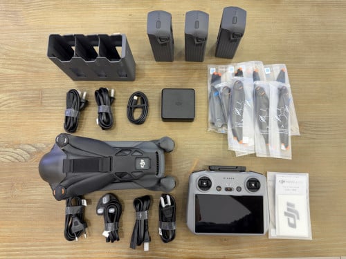 ដ្រូនមួយទឹក $1949 (DJI MAVIC 4 Pro - Fly More Cambo)