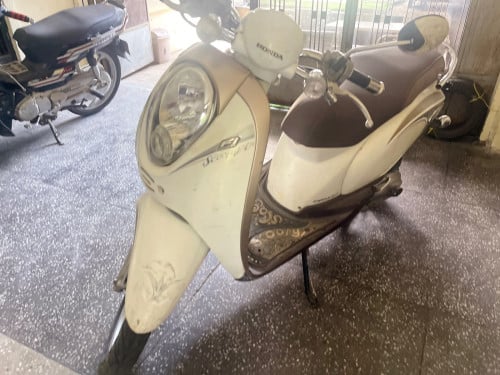 ម៉ូតូលក់ 2012 បាត់កាត មានពន្ធត្រឹមត្រូវ នៅស្អាតធានាមិនពាក់ពាន់