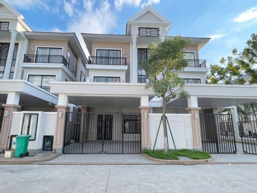 វីឡាភ្លោះអេសម្រាប់ជួលនៅបុរីប៉េងហួតដឹស្តាមេរាហ្គាដិន 50ម