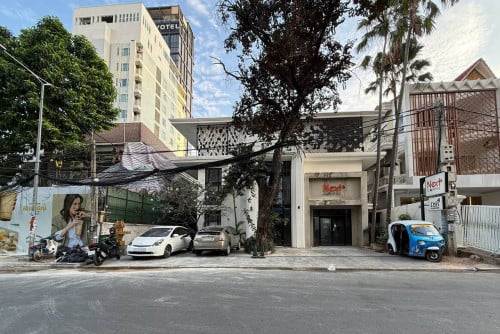 17x33 | Commercial Shop for RENT on Big Road in BKK1