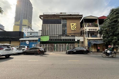 Commercial Shop for RENT on Main Road in BKK3