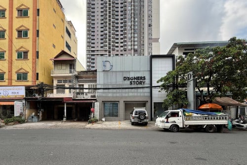 Commercial Shop for RENT on Main Road in BKK3