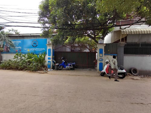 Commercial shop house and land for Sale in Urgent