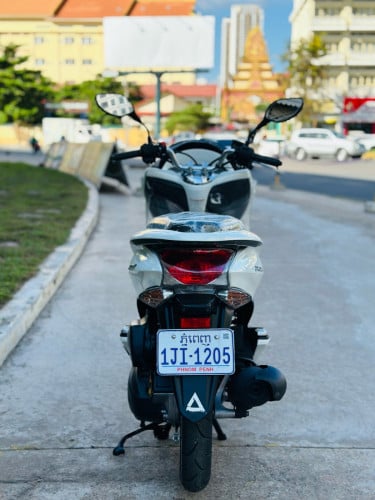 Honda PCX 012 Japan125cc ម៉ាស៊ីនតាន់ហាប់នែនស្ងាត់សំណុំហ្សីនជិះស្រួលស្ទុះខ្លាំងមិនលាន់មិនហុយមានពន្ធ