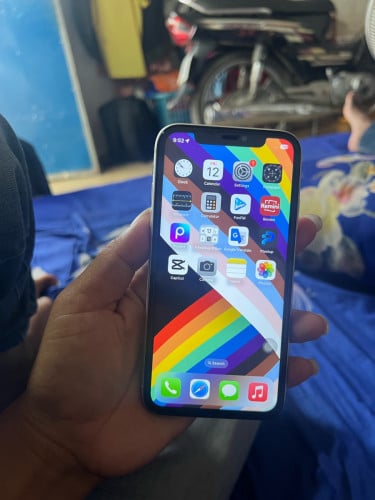 iPhone 11 id ប្រេីបាន 64G ធានាអោយ អេក្រង់ថ្មី បែកខ្នង អត់ដេីcamera មុខ