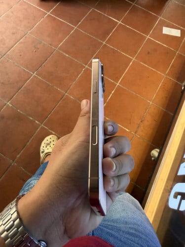 iPhone 16Promax ZA 99% battery 91%