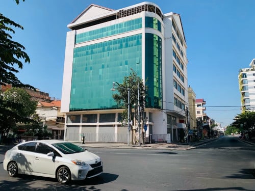 The Spacious commercial building for rent