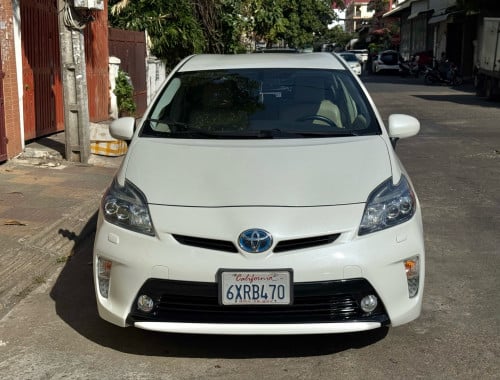 Toyota Prius 012 option5 ក្នុងលឿង​ ឡាន​កាលី​