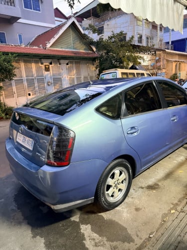 Toyota prius 05 Full option ប្រភេទមេឡាន