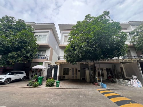 វីឡាកូនកាត់ សម្រាប់ជួល នៅបុរីប៉េងហួត បឹងស្នោរ