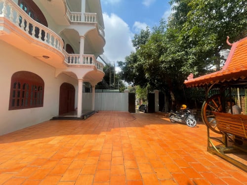 វីឡាសម្រាប់ជួល នៅសង្កាត់ទន្លេបាសាក់