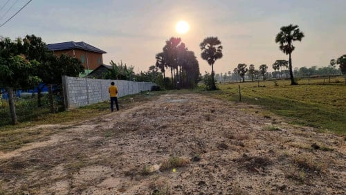 ដីលក់ប្រញាប់ក្រោមហាងឆេង