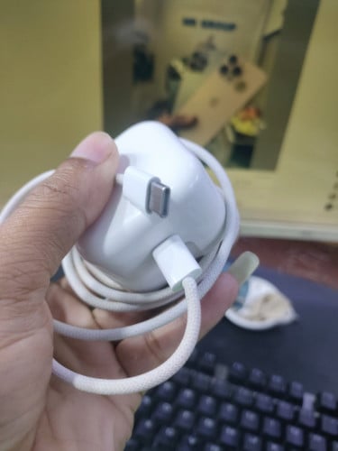 ខ្សែសាកស៊ីន 16 Pro max យកចេញពីប្រអប់+ ដុំ 18$$