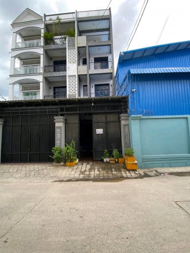 ផ្ទះលក់ ទំហំផ្ទះ 4ម×18ម ទំហំដី 4ម×28ម បន្ទប់គេង 7 បន្ទប់ទឹក 9 មុខសល់ 7ម ផ្ទះបាយក្រោយ 3ម ទីតាំងល្អ