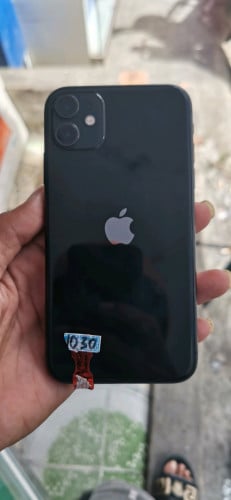 លោក iPhone 11នៅស្អាត97% អត់ស្គេន 95$