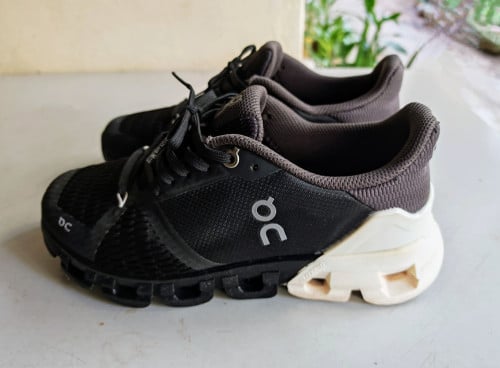 លក់ស្បែកជើងស៊ីន ម៉ាក QC លេខ40 នៅថ្មី 99%។