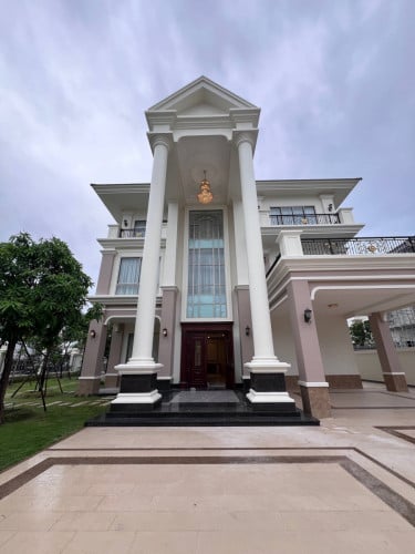 វីឡាឃ្វីន(Queen Villa)សម្រាប់លក់• ទីតាំងបុរី ប៉េង ហួត បឹងស្នោរ គម្រោង អេកូខូលិកសិន