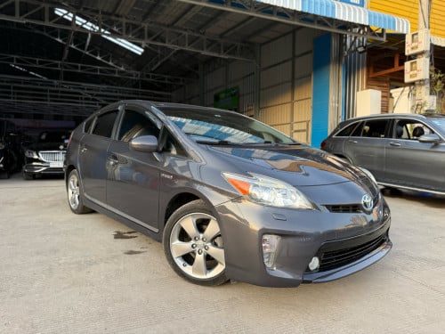2013 Toyota Prius Option 5 ទើបរៀបចំហើយ