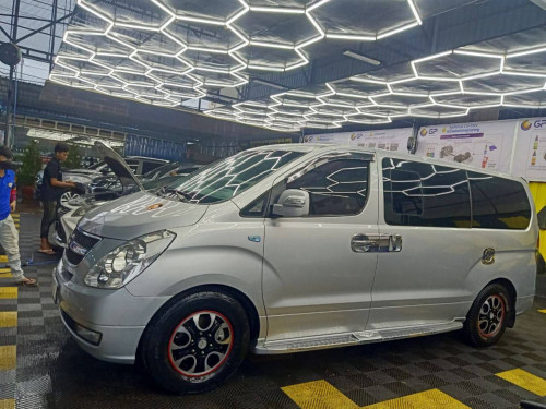 HYUNDAI Starex 2010 For Rent /出租