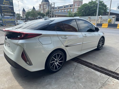 prius prime 2017 9 មុឺនម៉ាយ( Cali)