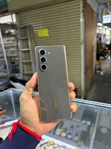 Samsung W24 Fold5 memory 1000G Ram16G ម៉ាសុីនedition ខូចក្នុង ស្ទើរតួរ