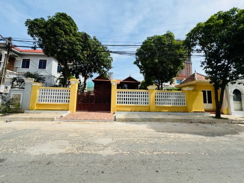 Wooden House 3 Bedrooms For Rent in Toul Kork