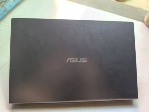 មានស្នាមក្នុងអេក្រង់ចុចសពីតូចៗតែមិនមានបញ្ហាអ្វីទេ ហើយនិងមានឆ្កួតៗលើសំបកបងអាចមើលដូចក្នុងរូបបាន