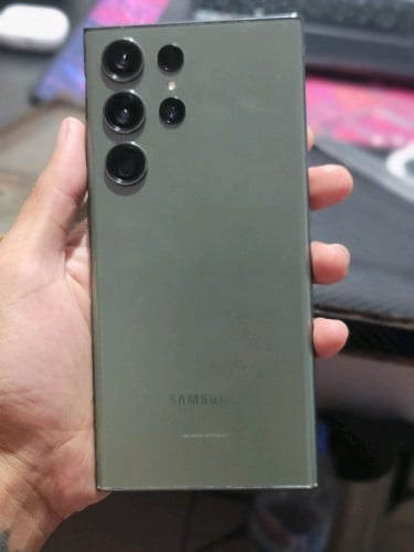 នៅសំណុំហ្ស៊ីន ក្រុមហ៊ុនប្រើsim2 ថ្មកាន់ធម្មតា ប៊ិចនៅល្អ អត់មានបញ្ហា S23 Ultra  Memory 256g Ram 12